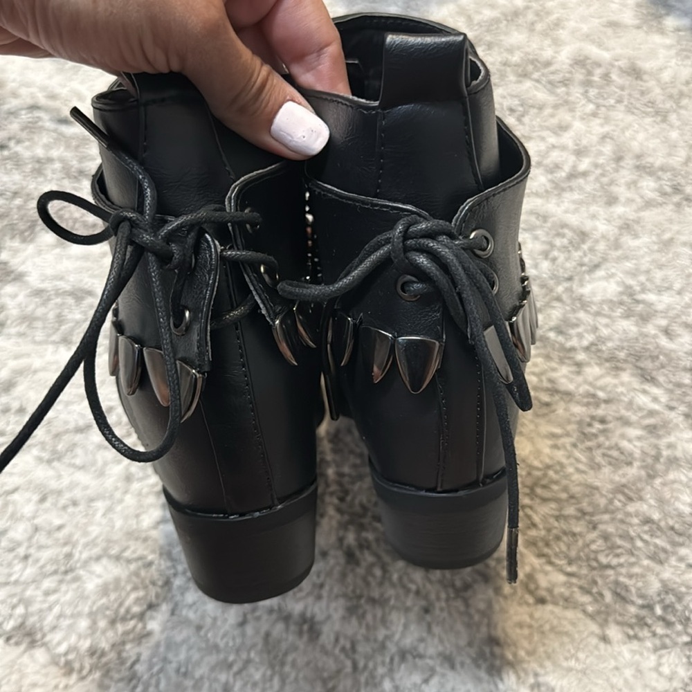 Bumper boot heels | SIZE 8 - Picture 2 of 6